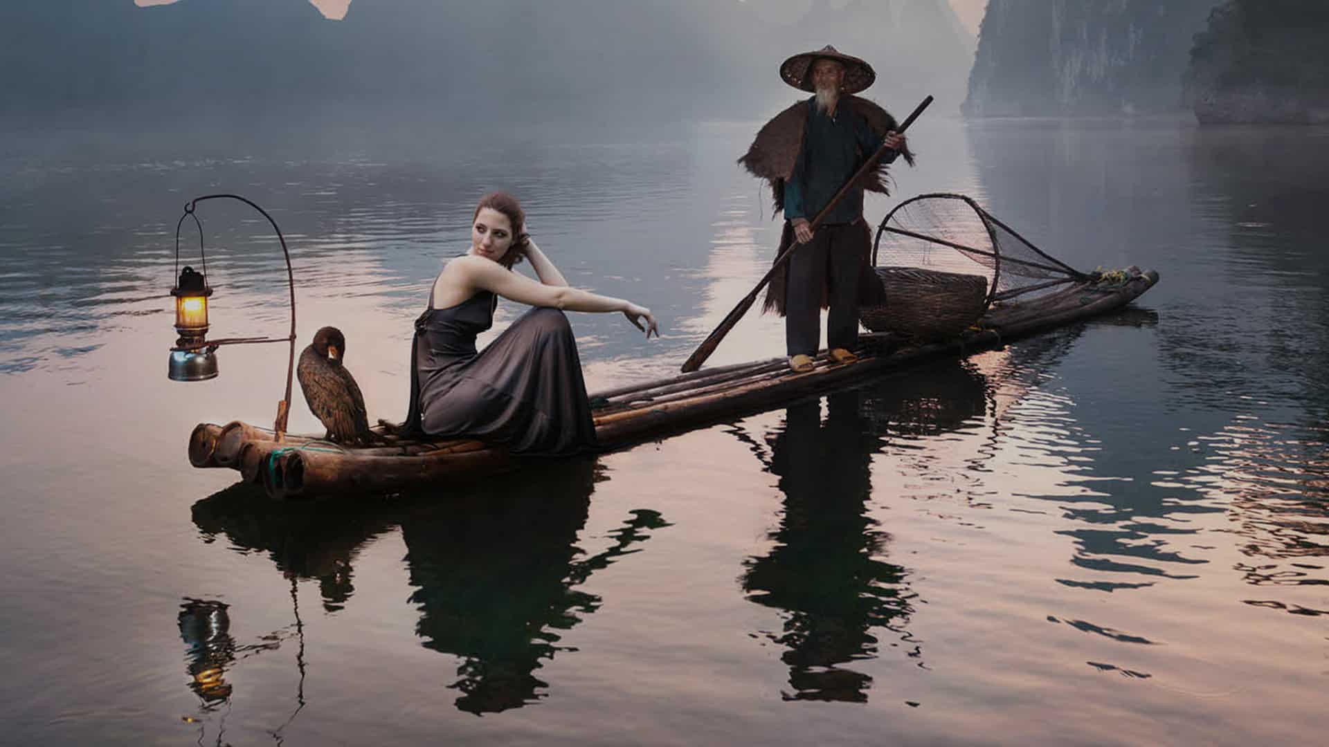 Une femme et homme sur une embarcation sur l’eau.