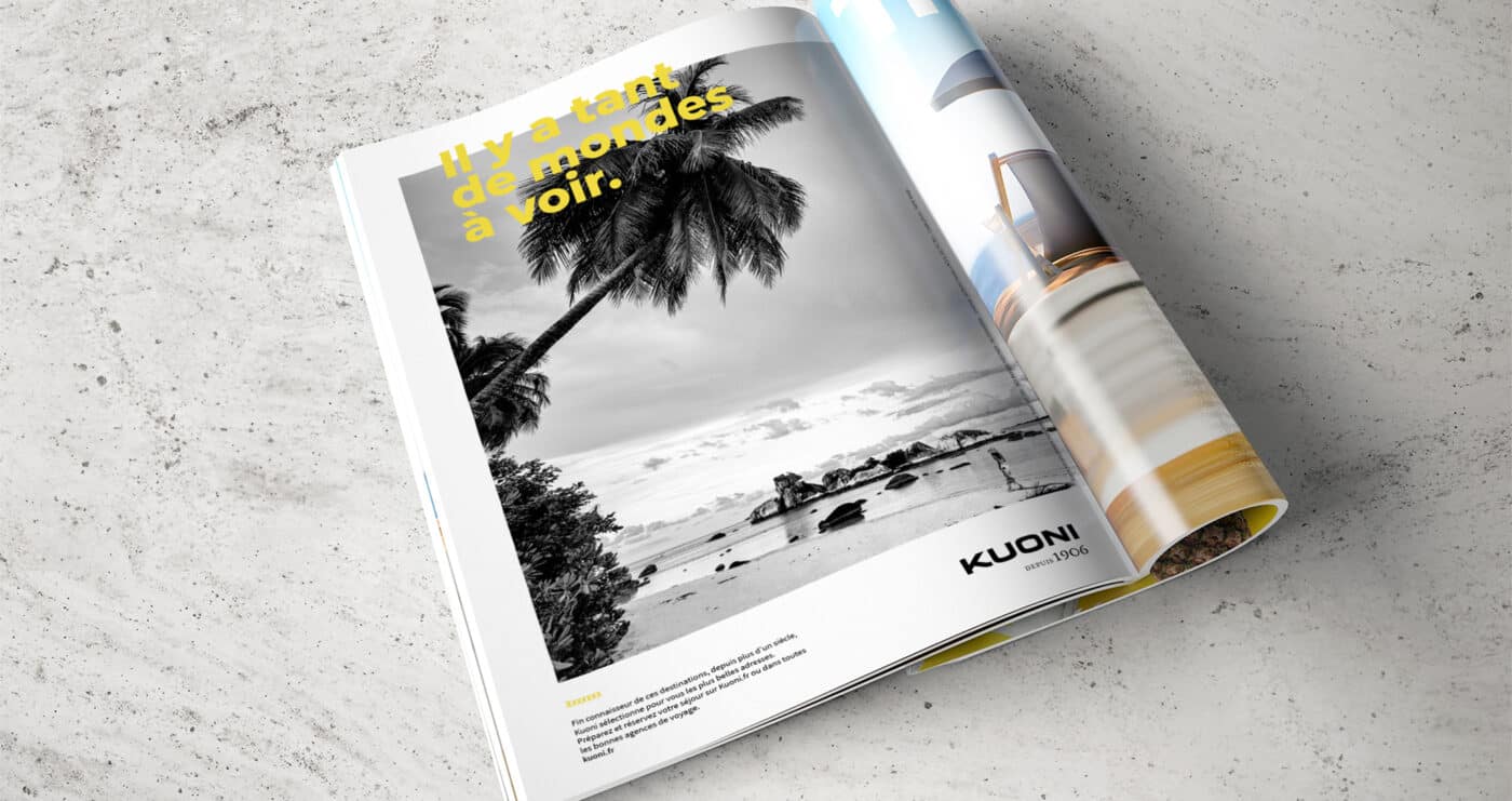 Un magazine avec une annonce présentant un palmier sur une plage