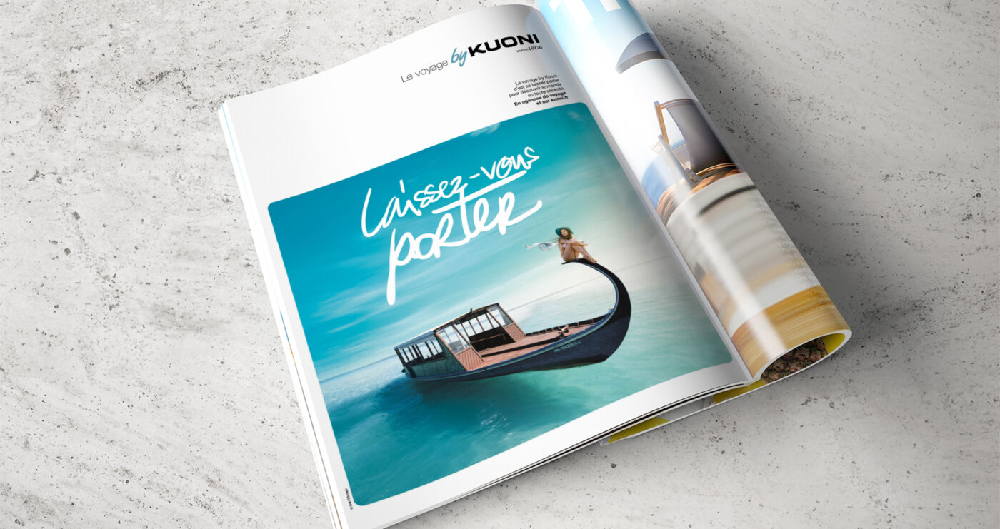 Une page d’un magazine ouvert avec une femme sur la proue d’un bateau traditionnel