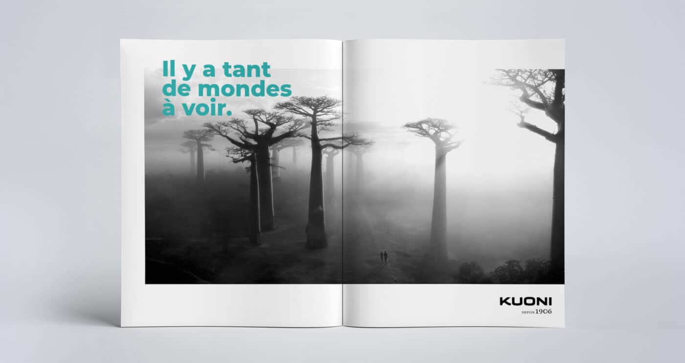 Un magazine ouvert avec l’annonce présentant des baobabs dans la brume