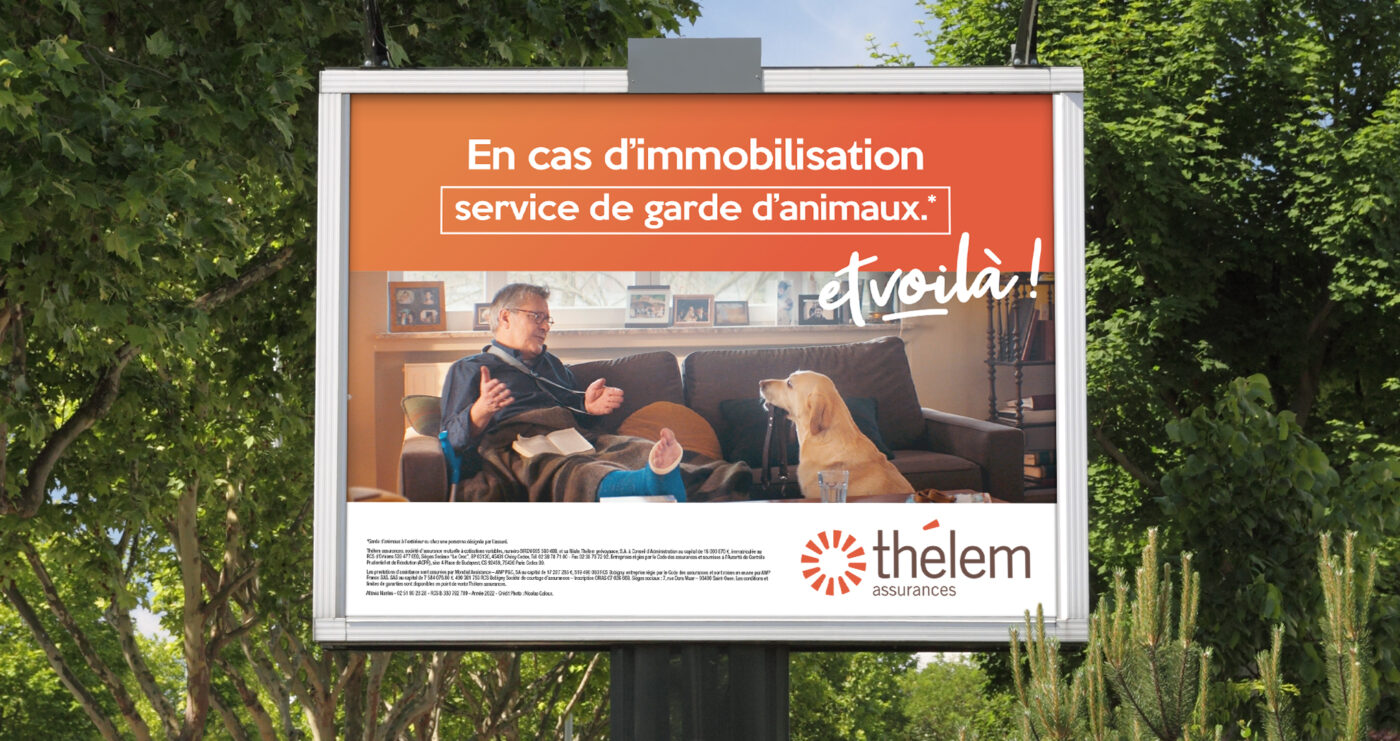 Une affiche extérieur présentant un homme avec la jambe dans le plâtre et son chien